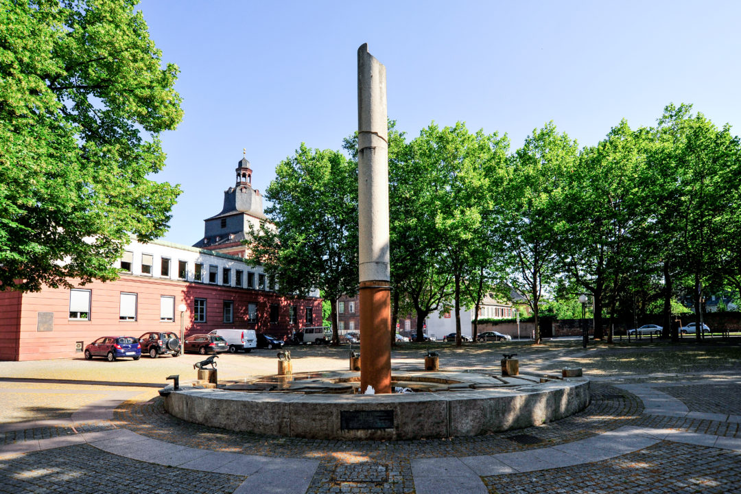 Wasseruhr Willy-Brandt-Platz Question Image
