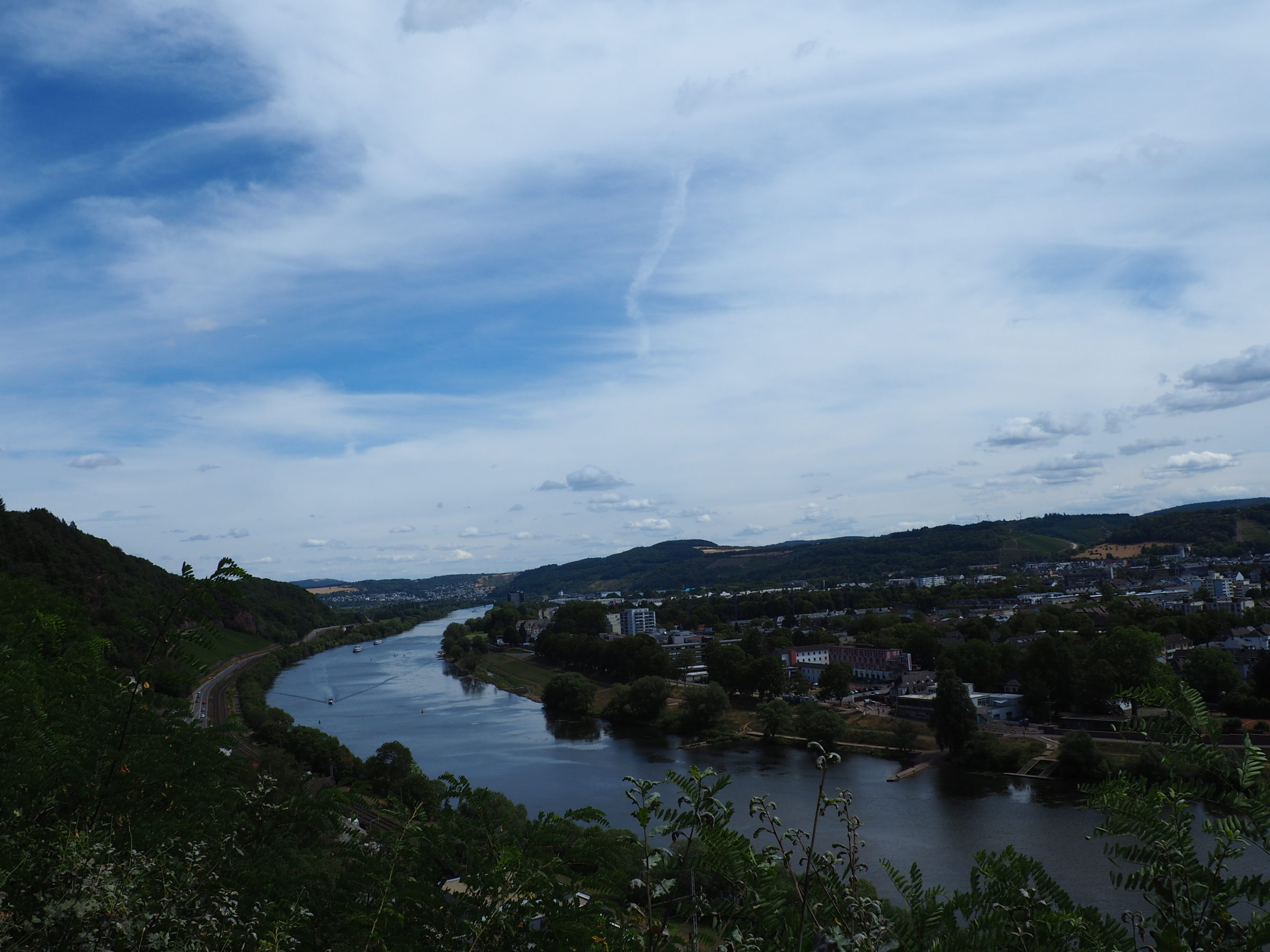 Bild mit Mosel und Trier, vom Weisshaus aus.