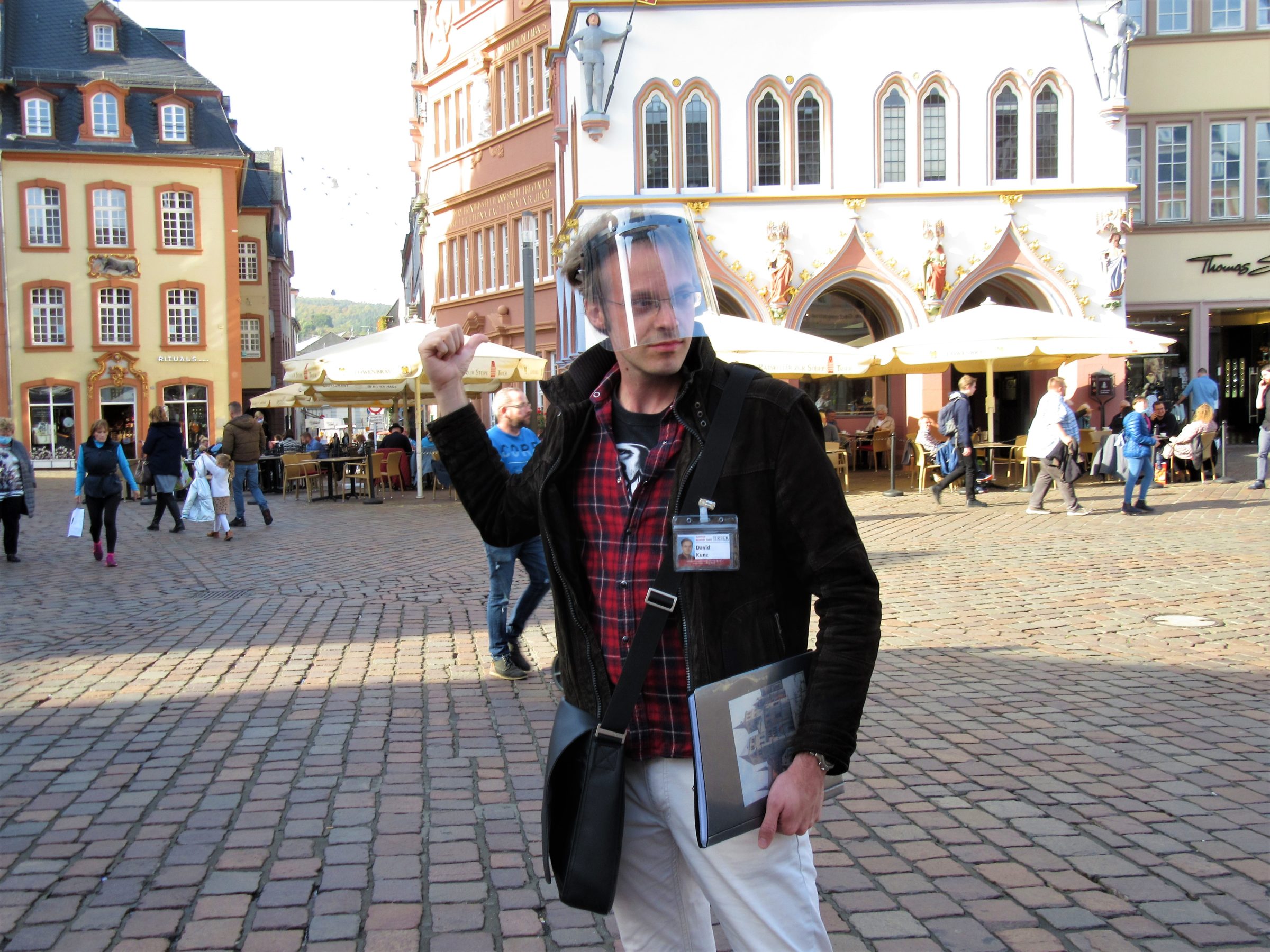 Gästeführer David Kunz erzählt bei einer Stadtführung über den Wiederaufbau der Steipe, sein Lieblingsbauwerk in Trier.