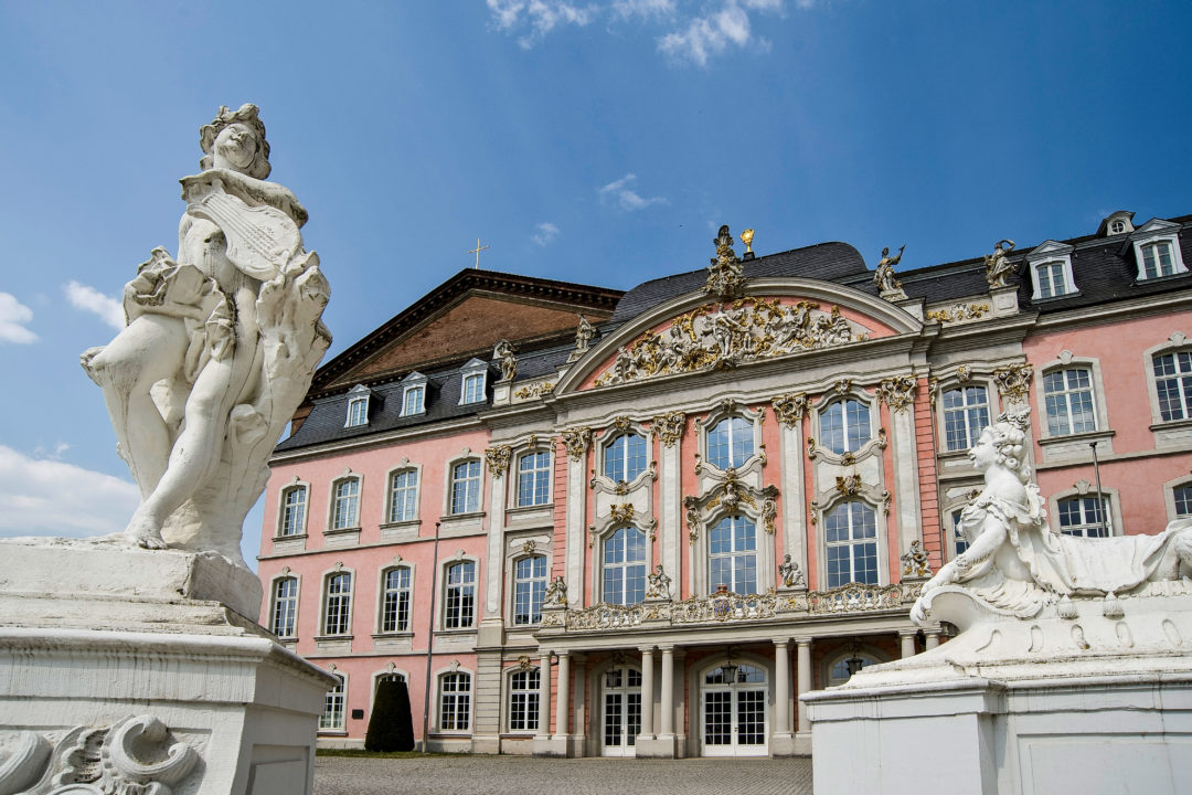 Kurfuerstliches_Palais_Palastgarten_Schloss_Park_Rokoko_Renaissance_skulptur_5 Question Image
