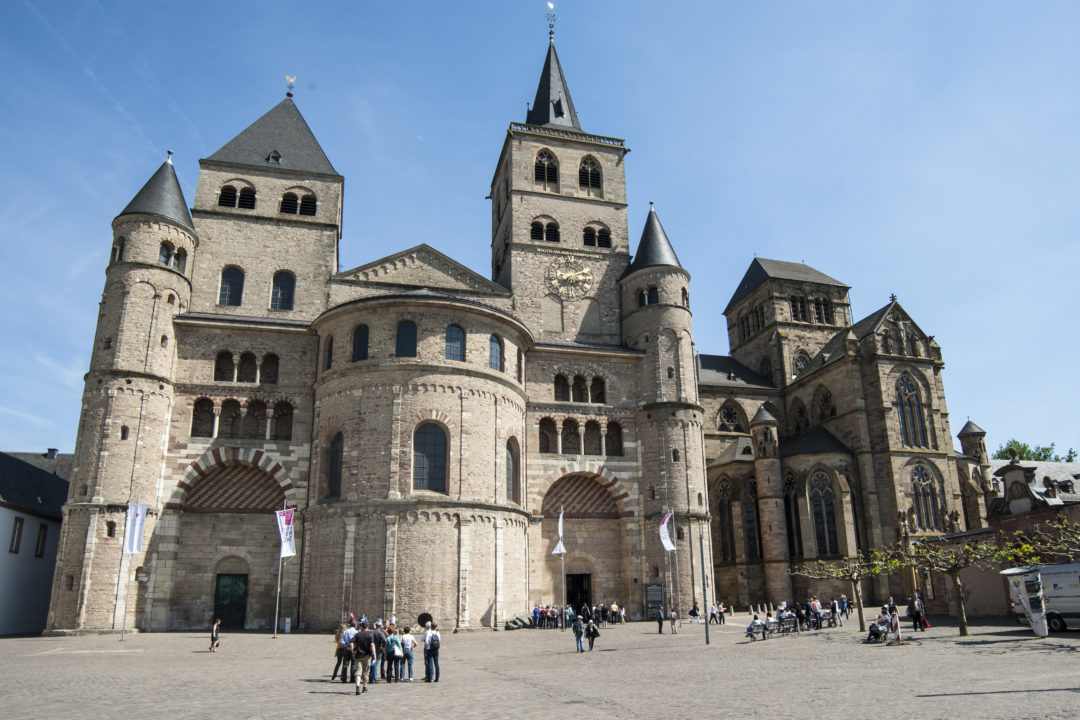 Sehenswuerdigkeiten_Dom_St.Peter_Kirche_Unesco_Domfreihof_Plaetze_95_Front-Sonne Question Image